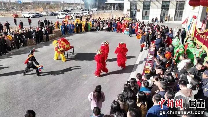 圖為蘭州新區(qū)社火表演。