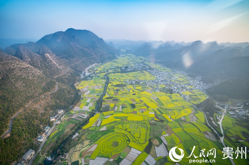航拍興義萬(wàn)峰林一角。人民網(wǎng) 涂敏攝