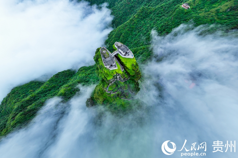 航拍<a href=http://www.gzculture.net target=_blank class=infotextkey>銅仁</a>梵凈山。人民網(wǎng) 涂敏 攝