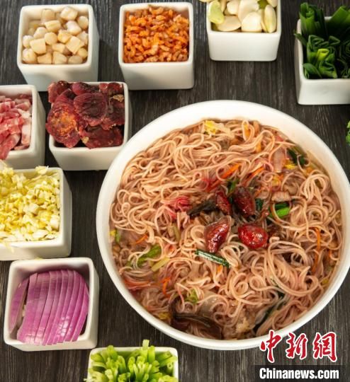 2021年11月24日，一碗色香味俱佳的莆田鹵面，由紅菇、干貝等多種配料烹制而成。　黃立勇 攝