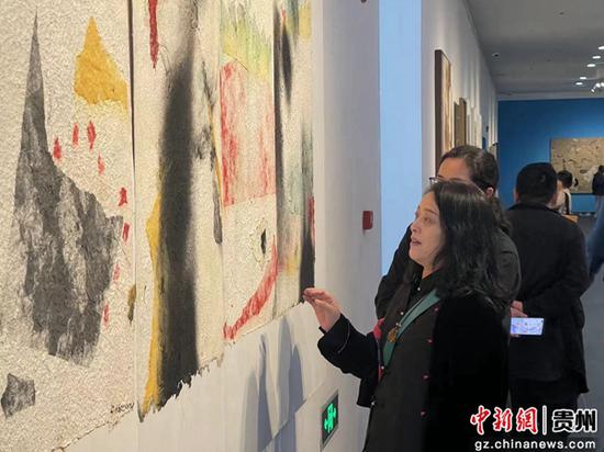 觀眾正在欣賞畫作。張傲杰 攝