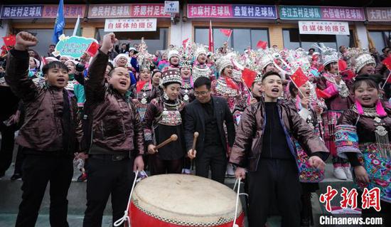 圖為2024年貴州“村超”預(yù)選賽，拉拉隊在為球隊加油。韋貴金攝