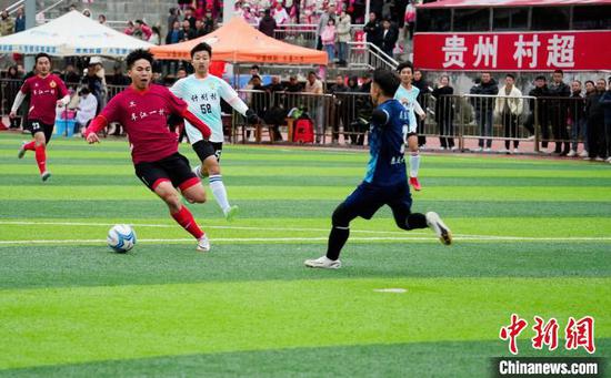 圖為2024年貴州“村超”預(yù)選賽，兩支球隊在進(jìn)行角逐。韋貴金攝