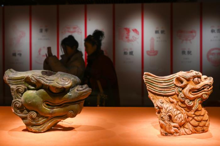 2024年1月，在南京市博物館展出的明代龍紋琉璃構(gòu)件(右)、綠釉龍紋琉璃構(gòu)件。 中新社記者 泱波 攝